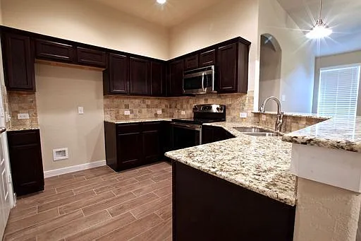 112 Lakeview Ct — Photo 5