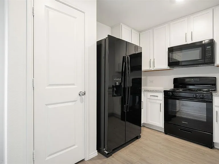 3037 Ashbrook Ln — Photo 11