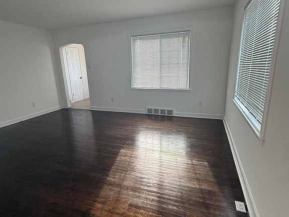 4th image of 541 Chase St