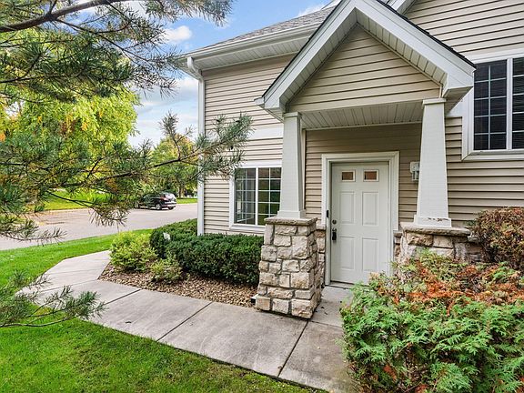 5th image of 320 Willoughby Way W