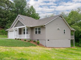 10 Chestnut Ln, Hendersonville, NC 28792