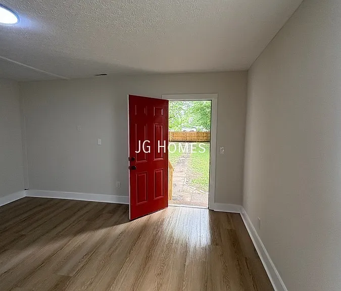 2725 Hale Ave — Photo 2