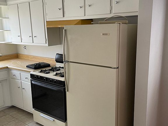 5th image of 791 Davis Ave Floor 1
