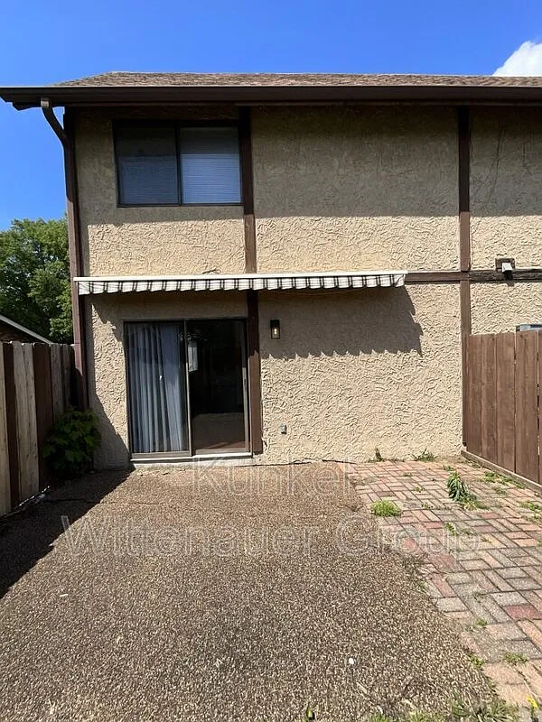 Building Photo - 102 Kingsway Dr