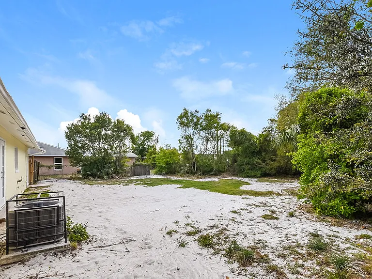 542 Salerno Dr — Photo 16