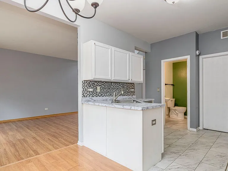 4023 Oak Tree Ln — Photo 9