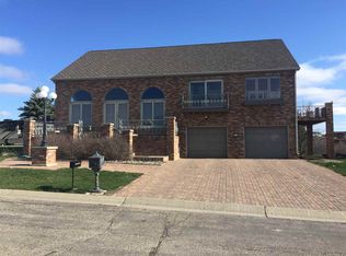 816 27th Ct NW, Minot, ND 58703