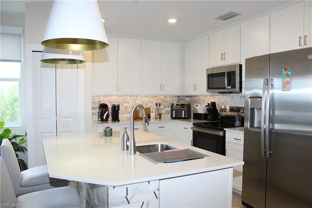 3 bed, 2.0 bath, 1301 sqft, $4,950 — Photo 3
