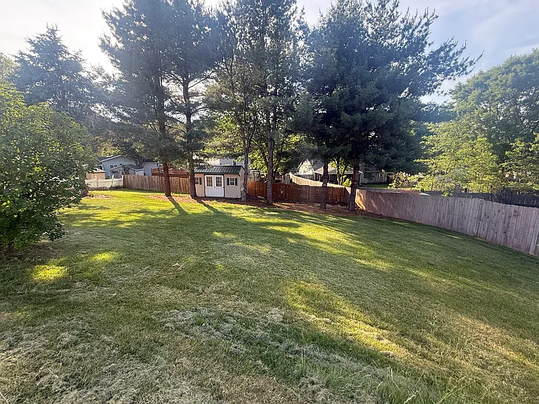 1635 Hawthorne Ln — Photo 2