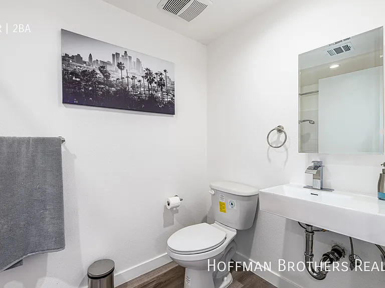900 N Ardmore Ave #303 — Photo 7