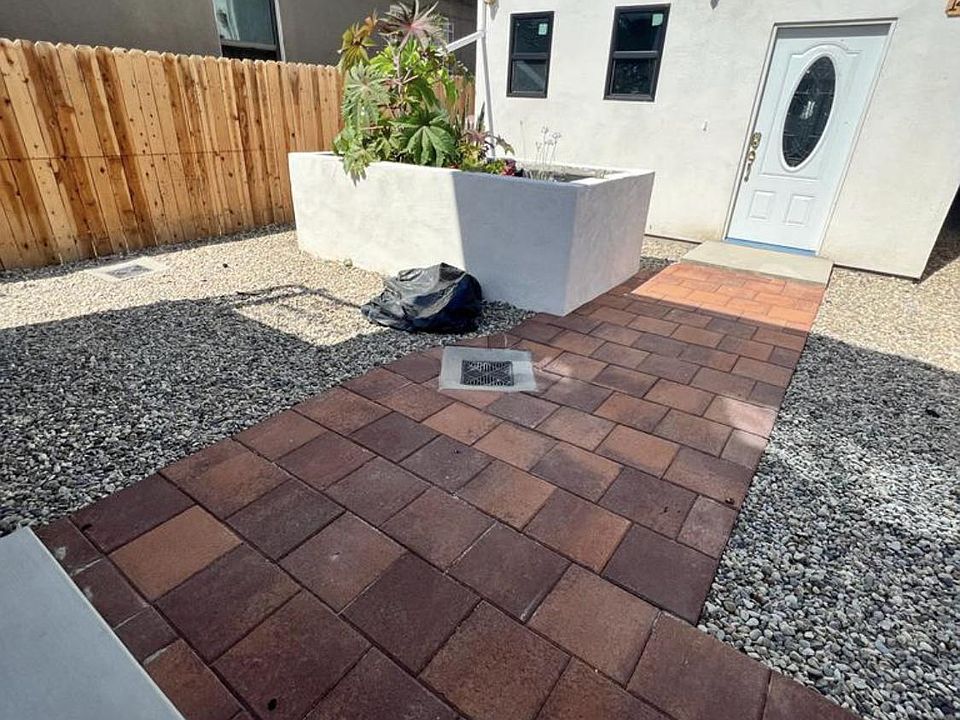 1st image of 1461 1/2 E 109th St