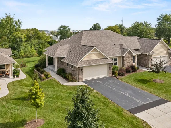 2826 W Villa Dr, Franklin, WI 53132
