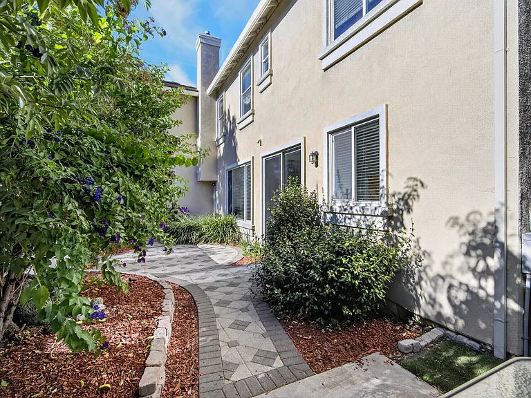 5858 Hazelwood Cmn — Photo 38
