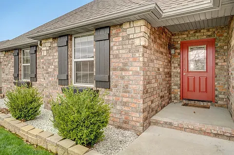 5 bed, 2076 sqft, $2,990 — Photo 2