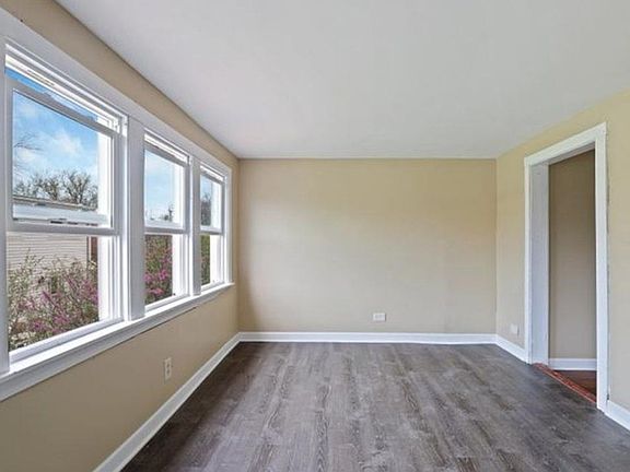 3rd image of 409 Barron St #2