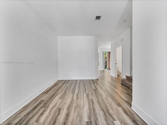 4th image of 1418 SE 26th Ave