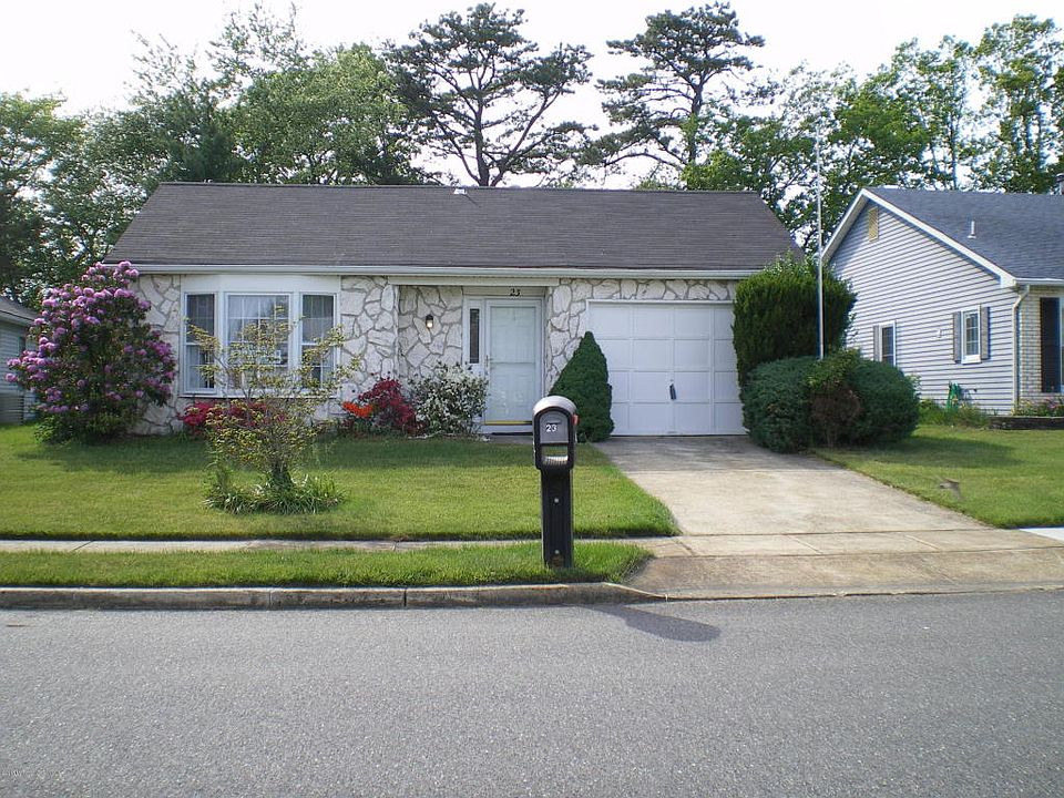 1st image of 23 Rainier Dr