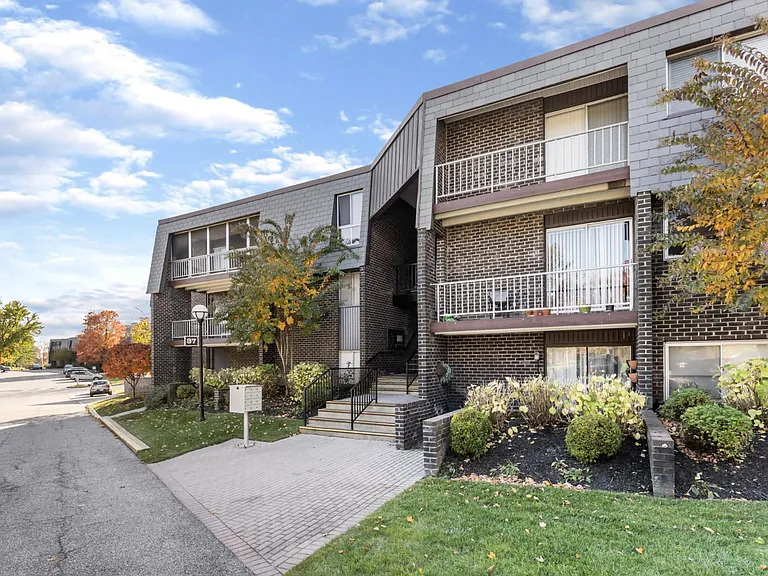 37 Stonehenge Cir — Photo 11