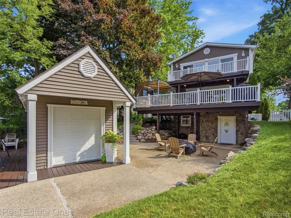 4011 Lotus Dr, Waterford, MI 48329