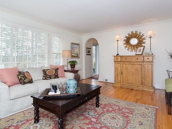 4th image of 837 Arbutus Dr