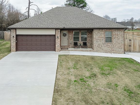 3rd image of 606 Macy Ln