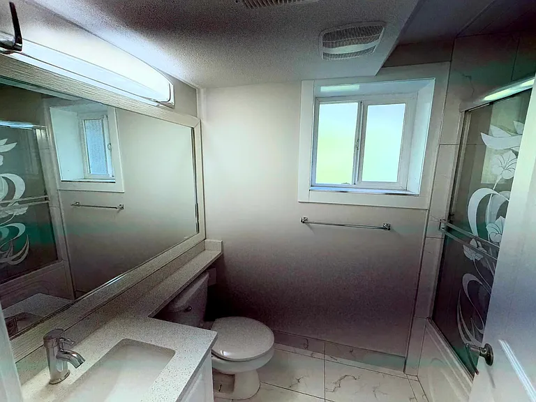 2049 Majestic Cres #B — Photo 7