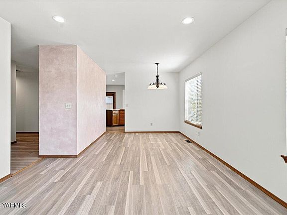3rd image of 364 S 76th Ave