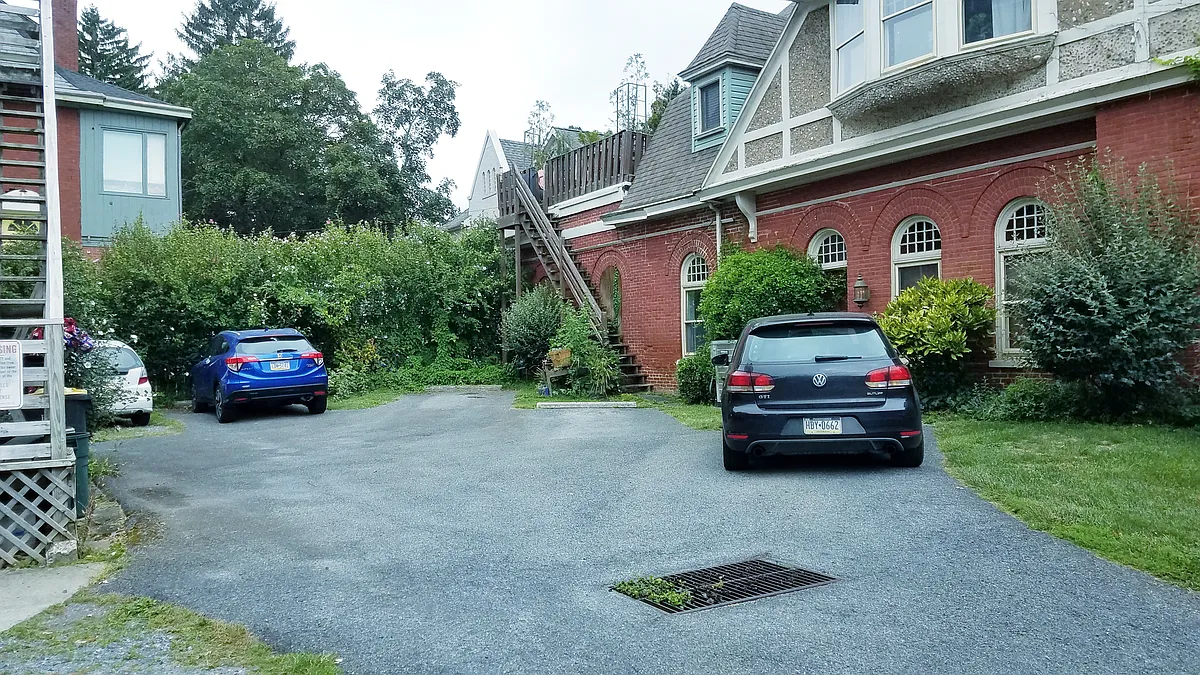 Off street parking - 533 W Chestnut St #5