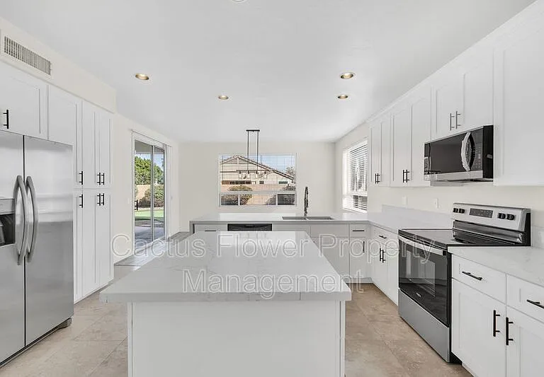 846 W Carob Dr — Photo 4