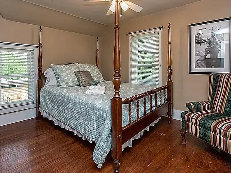 107 S Riverside Dr — Photo 15