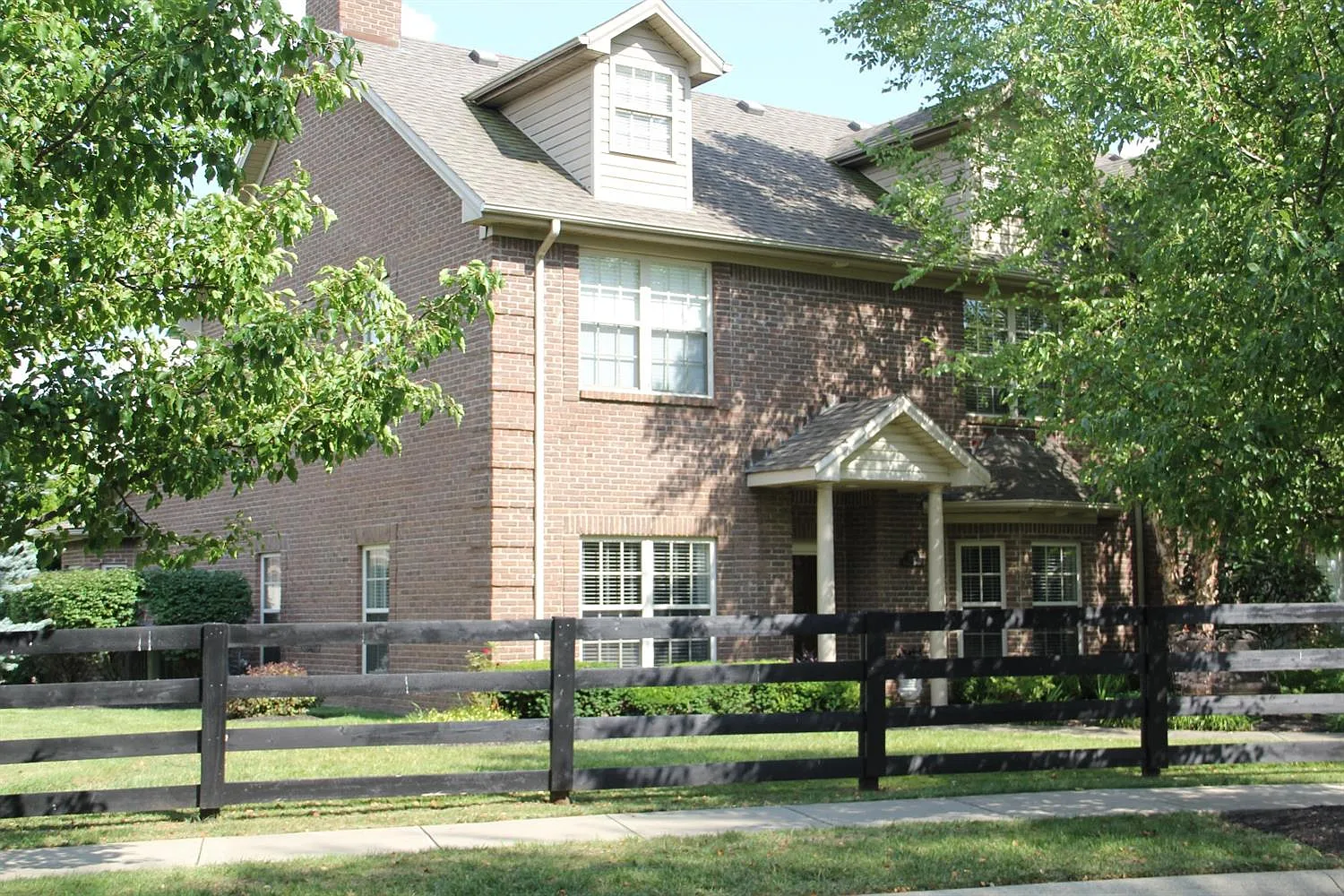 125 Riviera Dr photo 1