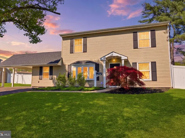2 Pumpkin Hill Rd, Levittown, PA 19056