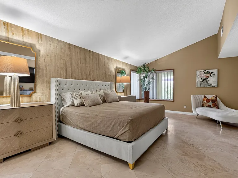 216 W Kavenish Dr — Photo 11