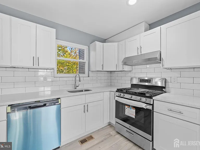 245 William St #A — Photo 8