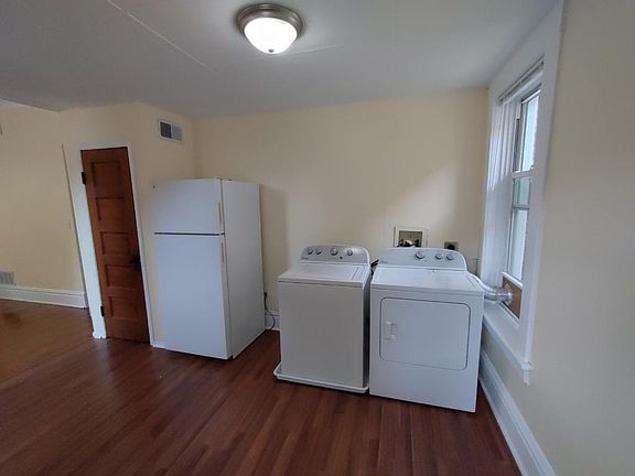 2nd image of 3721 Southwest Trfy APT 1