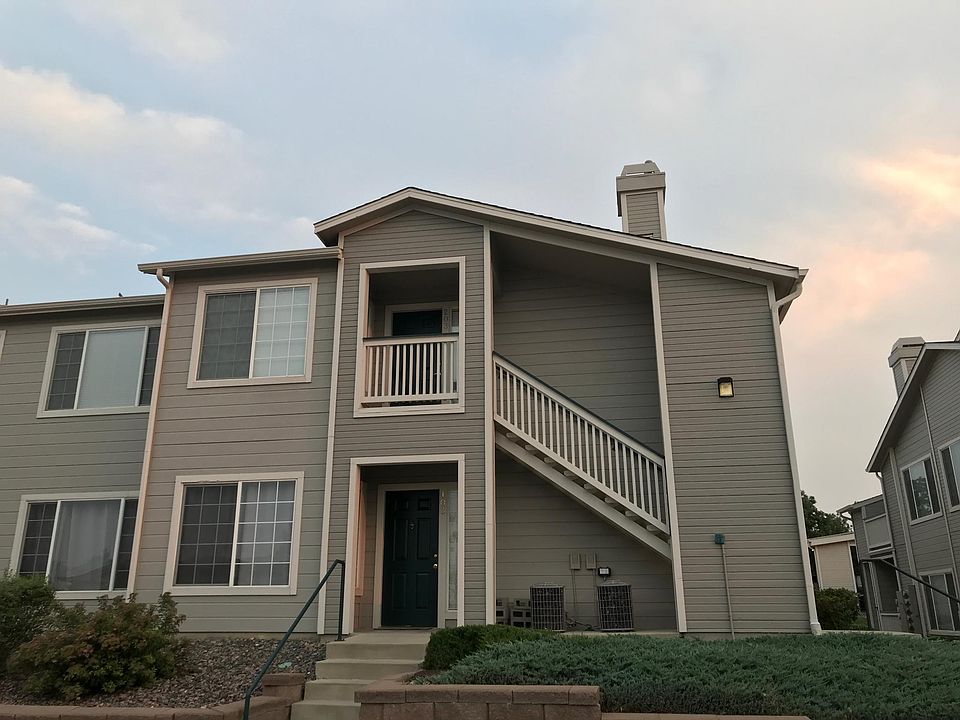 Top floor, vaulted ceiling unit with patio