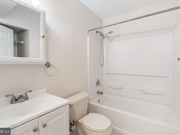 5th image of 221 Washington Pl #221