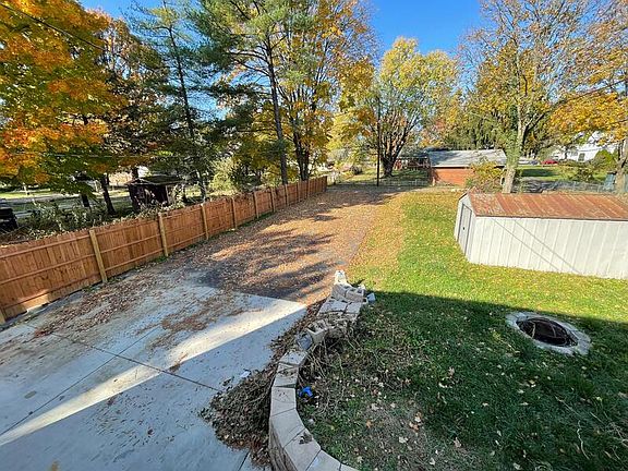 4th image of 823 Woodland Way
