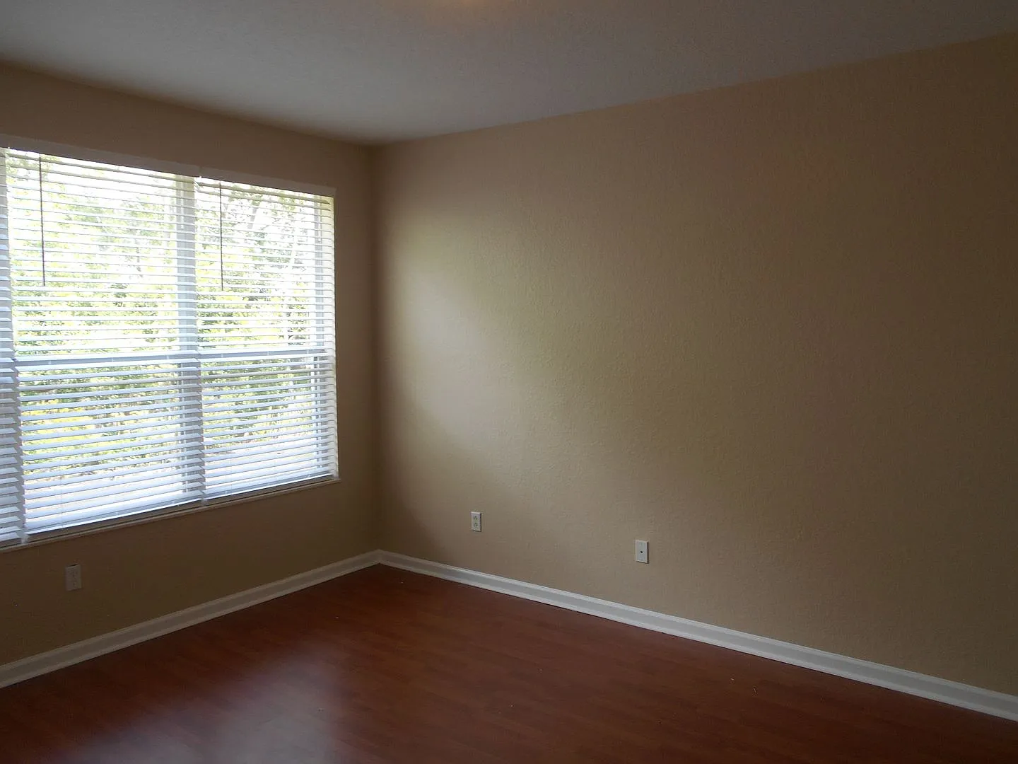 5018 Maxon Terrace, Freshly painted 3/2 Carriage home in Dunwoody — Photo 2