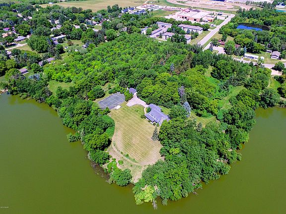 2nd image of 525 Willow Dr