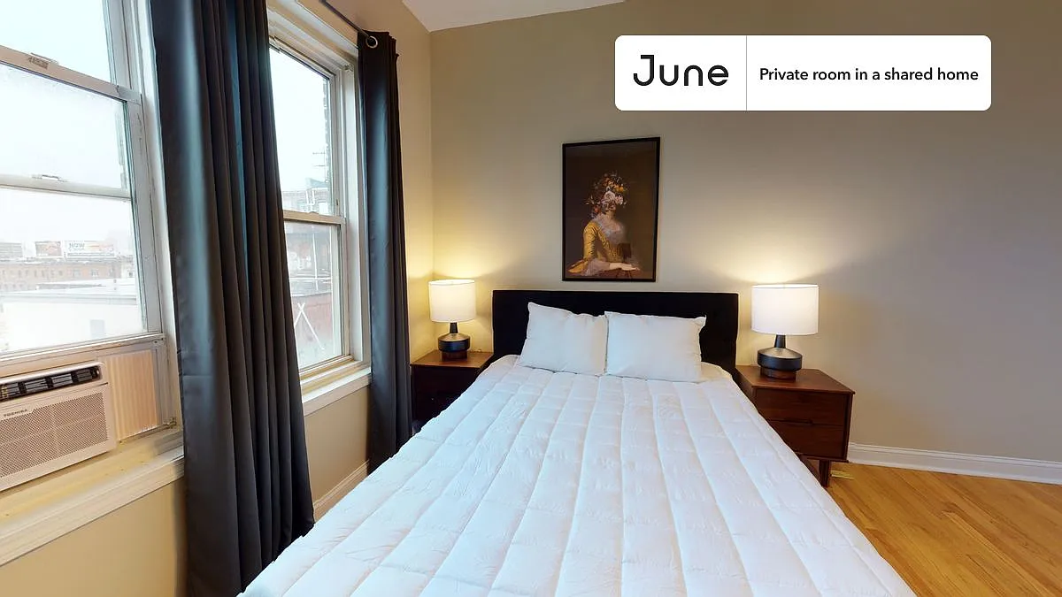 Queen bedroom in 4 bed/1 bath home in Allston #442 D — Photo 2