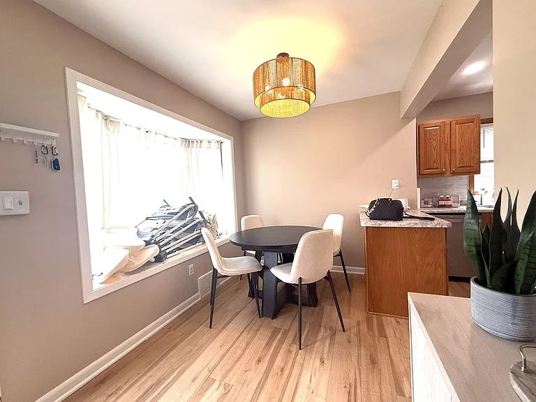 818 S 110th St — Photo 2