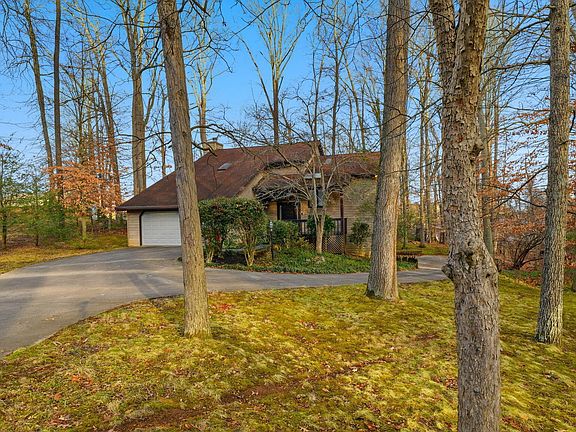 2nd image of 8 Red Fern Cir