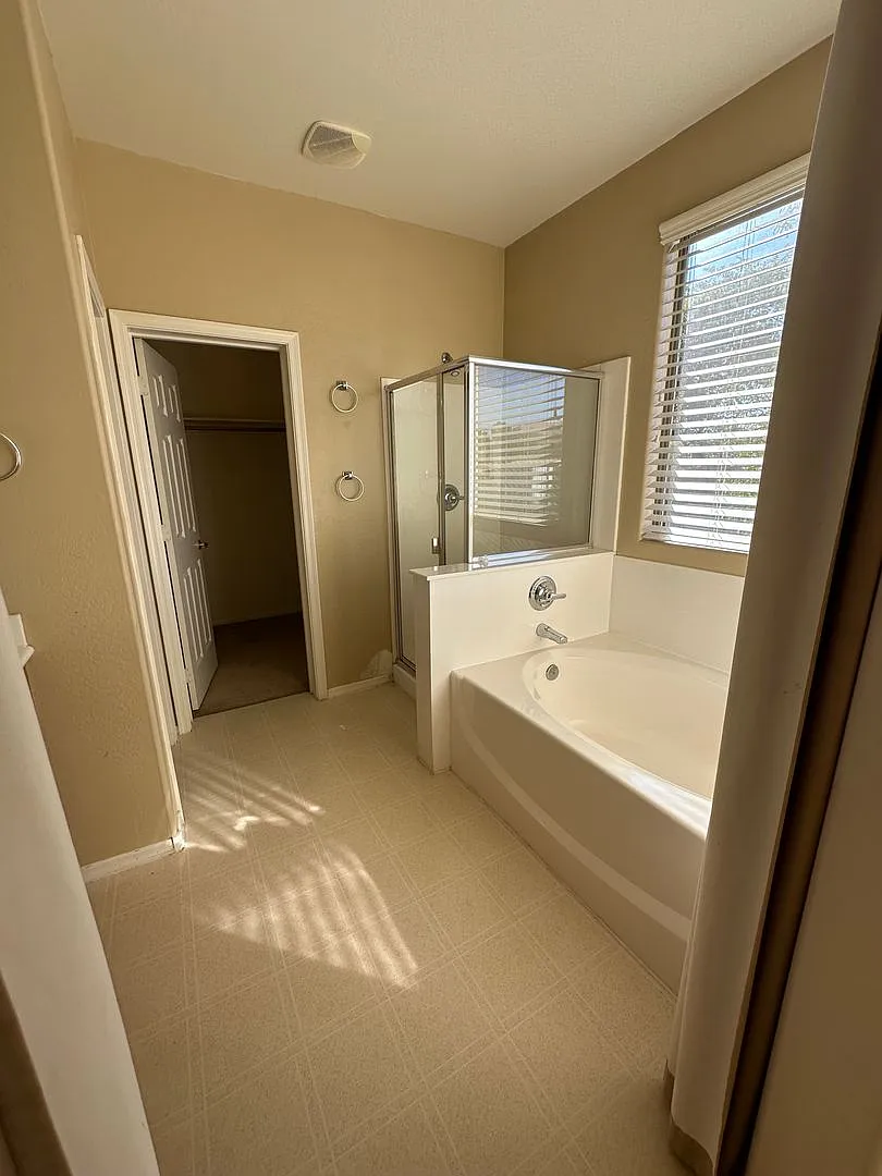 4 bedroom with 3 car garage in Surprise — Photo 3