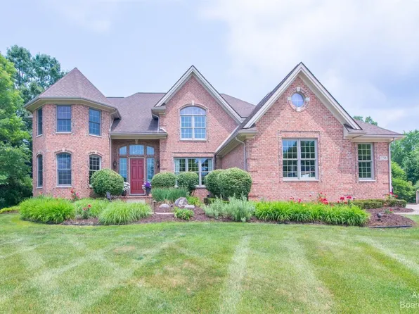 738 Bogey Ct, Ann Arbor, MI 48103