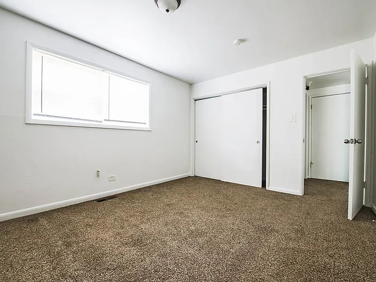 13905 S Clark — Photo 5