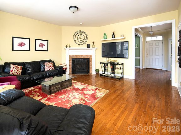 4th image of 106 Mountain Dr