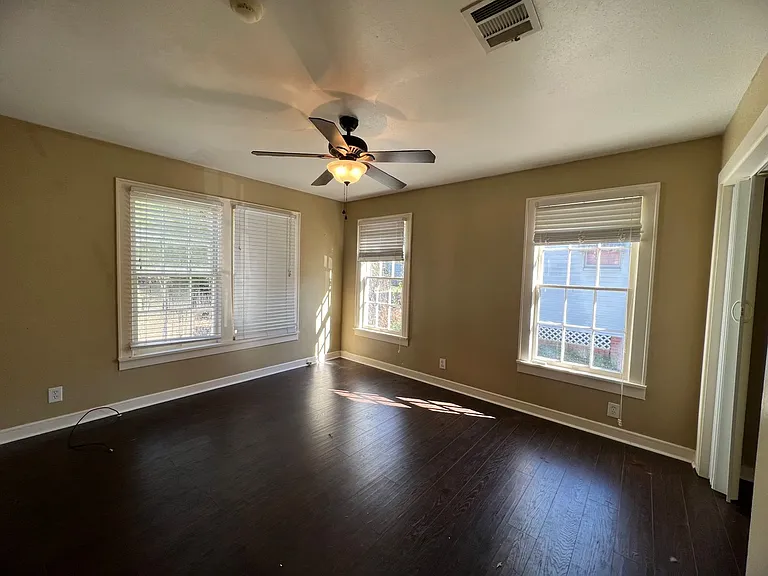 642 Robinson Pl — Photo 7