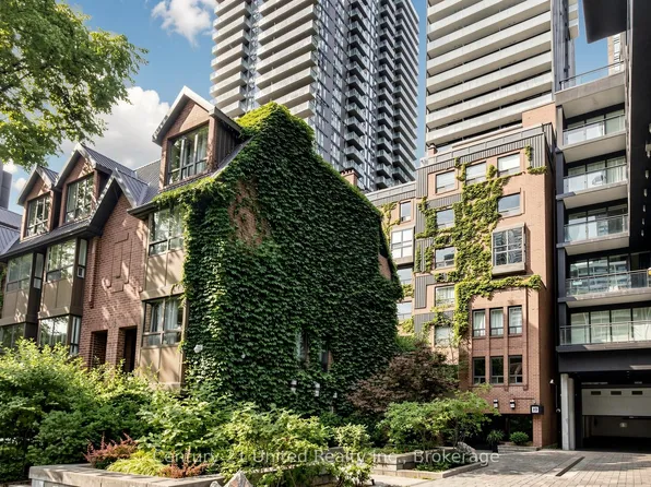 19 Dundonald St #202, Toronto, ON M4Y 1K3