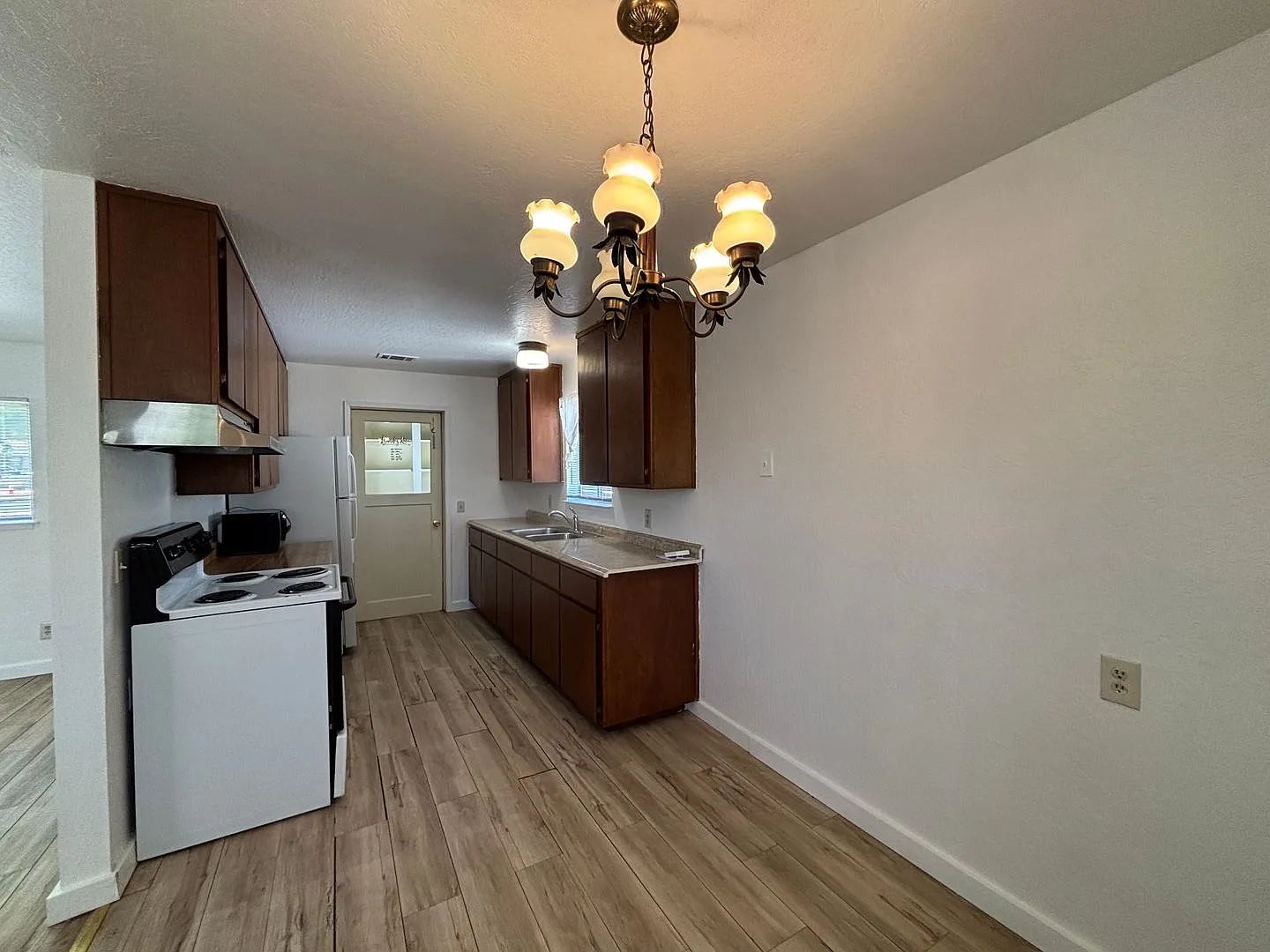 Charming 2BR/1BA in Vacaville Move-In Ready — Photo 4